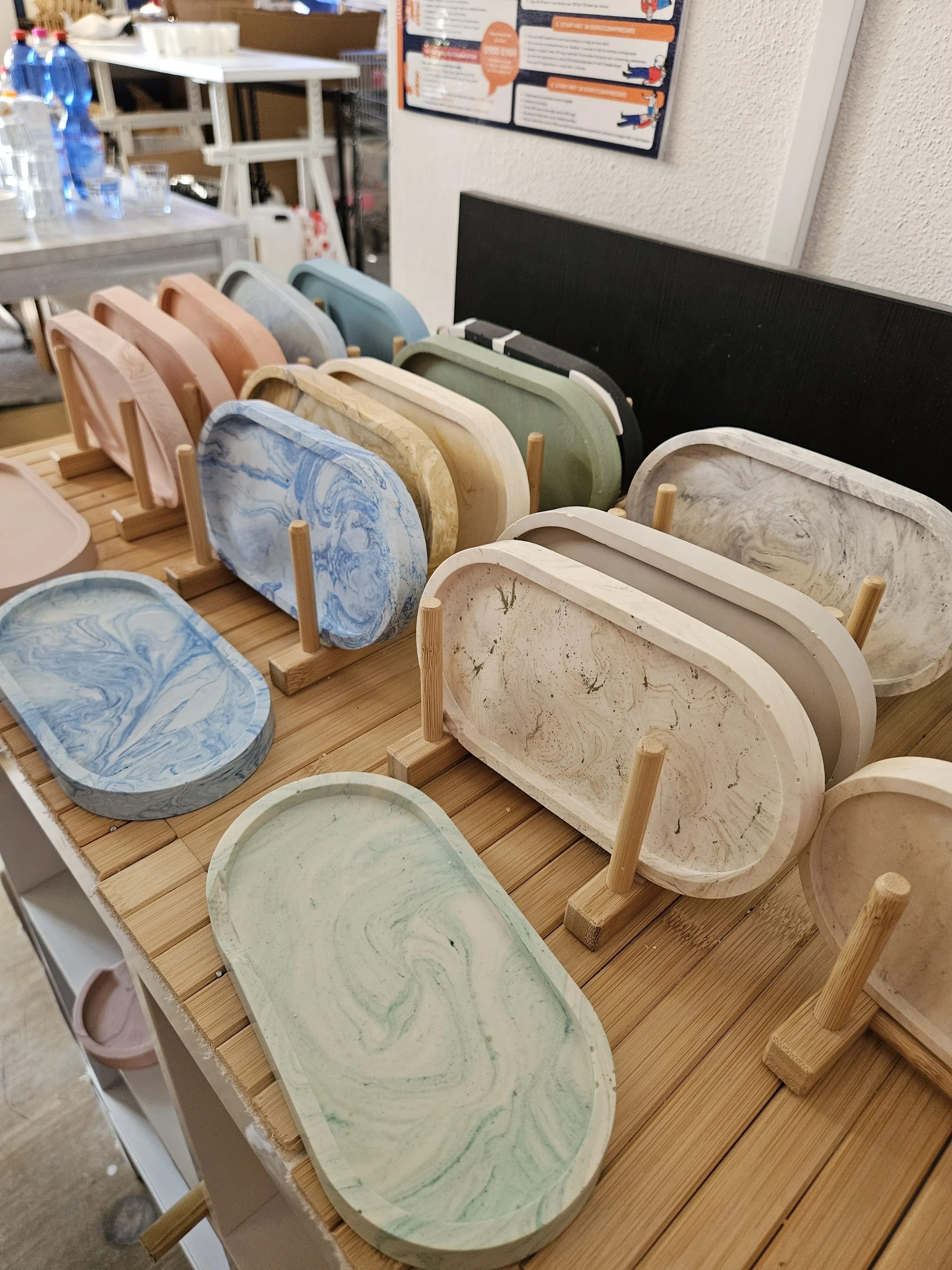 Examples Jesmonite color combinations and marbling effect